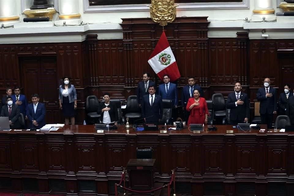 El Congreso peruano vota a favor de destituir al Presidente Castillo, después de que disolvió el legislativo y ordenó Gobierno de excepción.