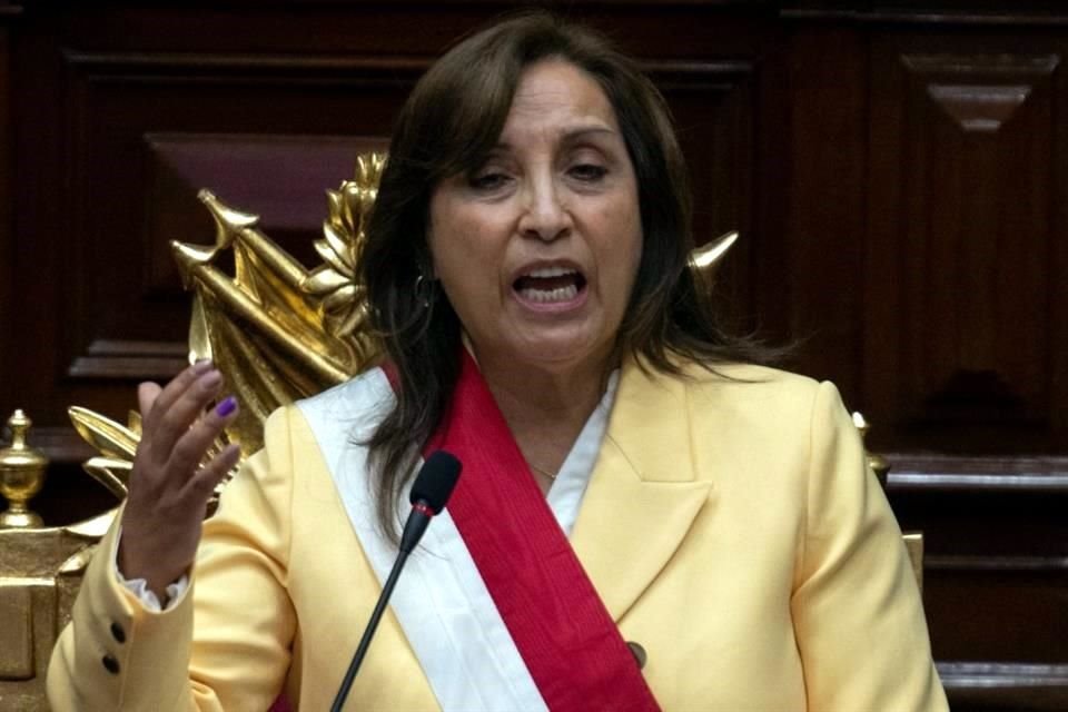 Dina Boluarte pasó de la Vicepresidencia a la Presidencia de Perú.