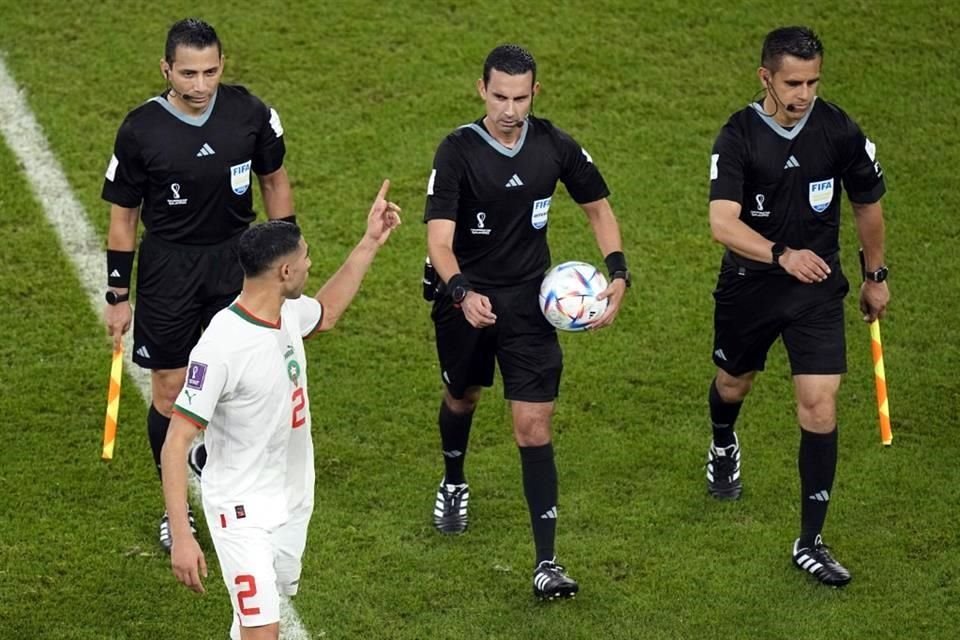 César Ramos (centro) y sus asistentes Alberto Morín (der.) y Miguerl Hernández (izq.).