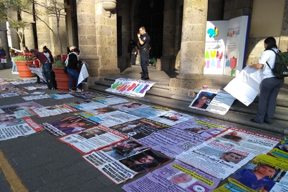 El Colectivo Luz de Esperanza se manifestó en el Centro Histórico de Guadalajara para exigir transparencia en recursos y apoyo en la búsqueda de personas desaparecidas.