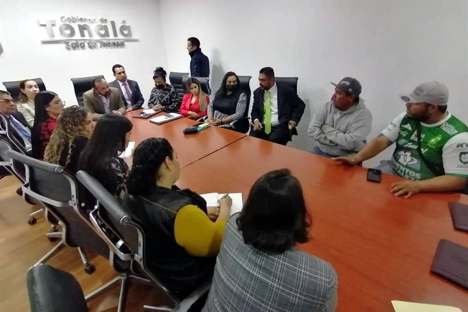 Reunión del Alcalde de Tonalá, Sergio Chávez, y regidores municipales con la comitiva que representa a los trabajadores del vertedero de Matatlán. luego de la sesión de Cabildo.