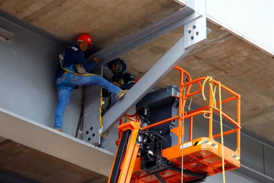 'Informamos confinamiento en carriles del puente vehicular Anillo Periférico Oriente y Avenida Tláhuac, por obras de reforzamiento de Línea 12 del Metro', indicó la Sobse.