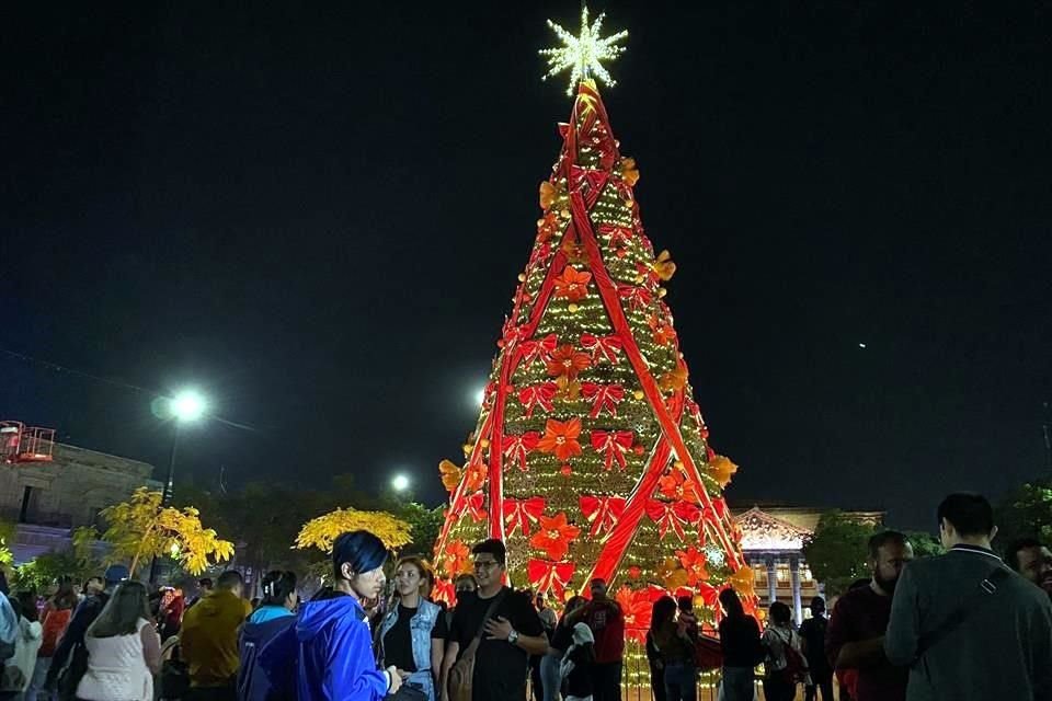 En el Centro de GDL fue encendido el árbol de Navidad.