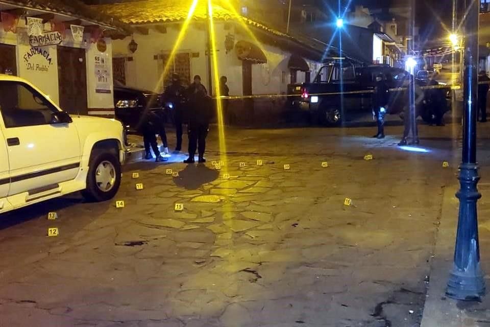 Sujetos se dispararon entre sí en plena Plaza Principal de Mazamitla; hay dos fallecidos, presuntamente delincuentes.