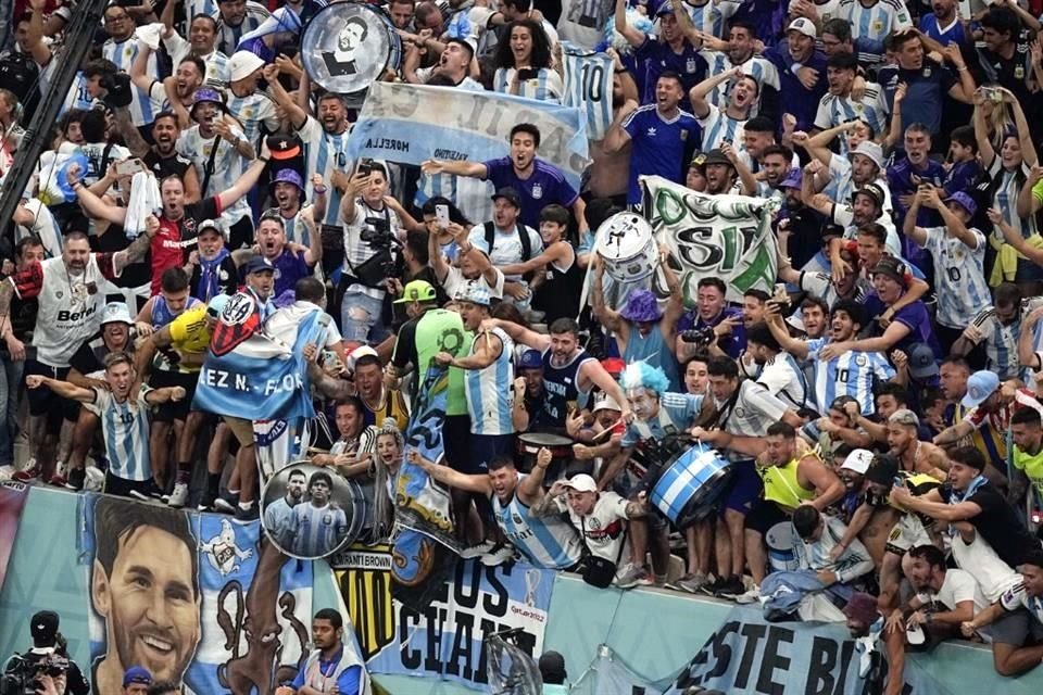 Hinchada argentina festejó en grande el gol de Messi.