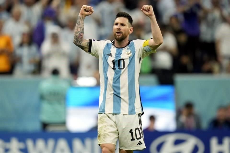 El festejo del 10 en el segundo gol argentino.