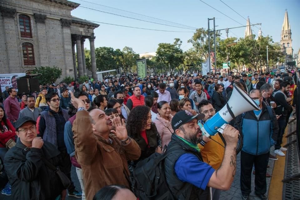 Se manifestaron afuera de Palacio de Justicia de Jalisco por el despido injustificado de varios trabajadores.