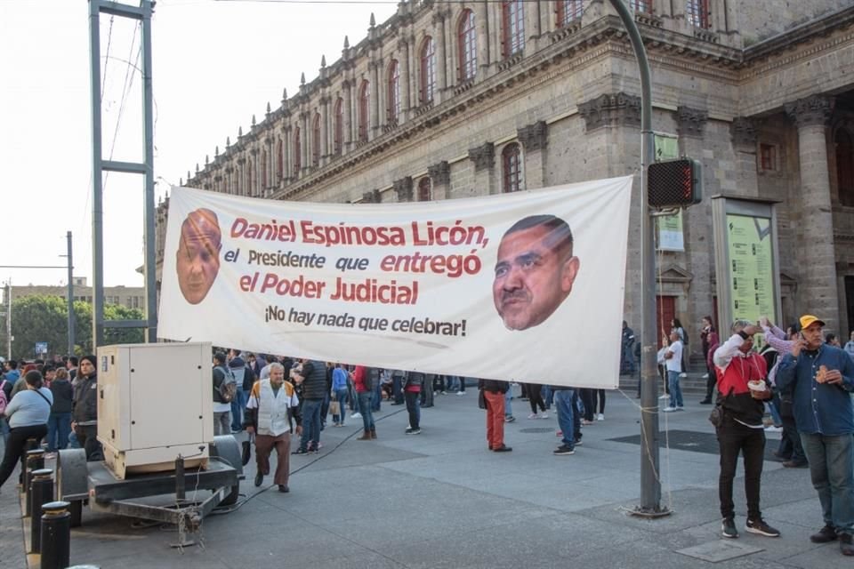 Protestan en el marco del Informe 2022 del Presidente de la STJE por el despido de 98 personas que fue cesado del Consejo de la Judicatura el 1 de noviembre.