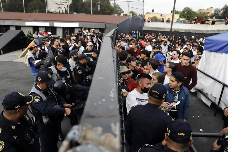 Cientos de asistentes al concierto de Bad Bunny en el Estadio Azteca reclaman fraude en los boletos y piden solución.