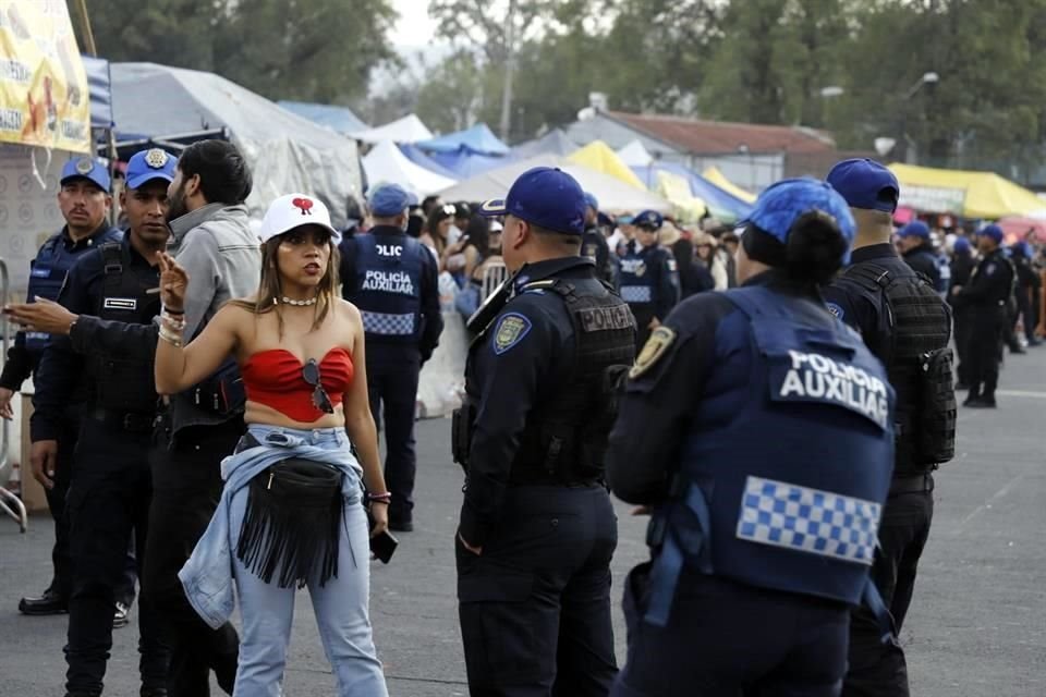 Elementos policíacos tuvieron que apoyar al inmueble para evitar disturbios.