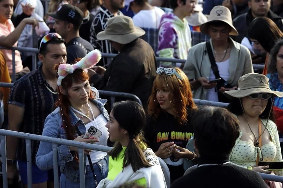 Largas filas han tenido que hacer algunos fans desde las 5 de la mañana.