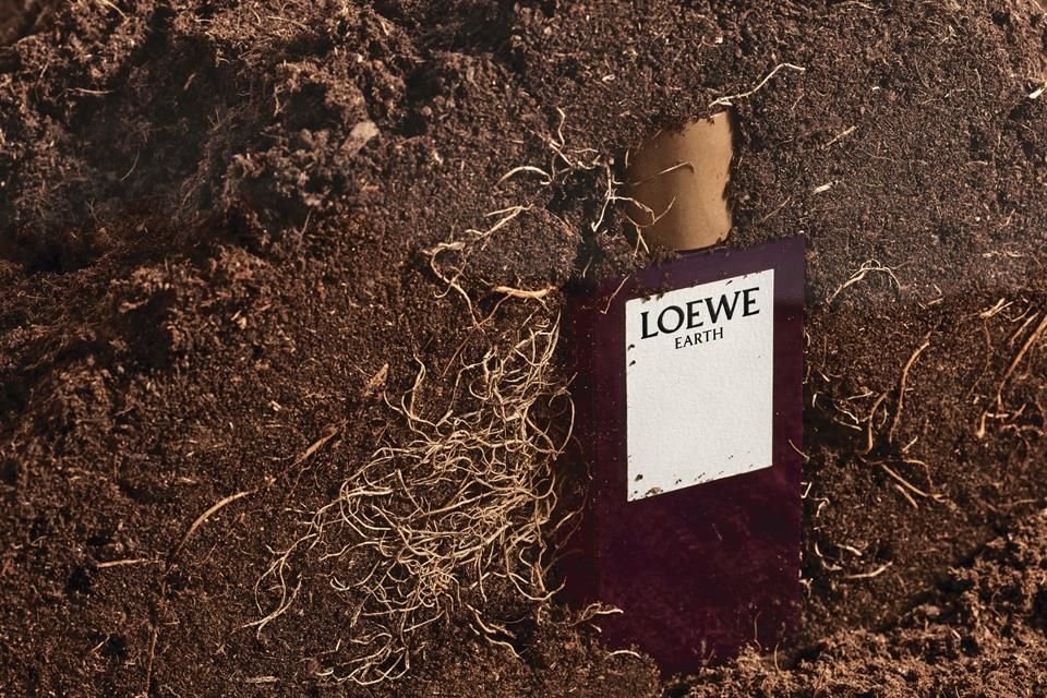 La casa Loewe Perfumes presentó 'Loewe Earth' una nueva fragancia inspirada en la tierra; forma parte de su colección Botanical Rainbow.