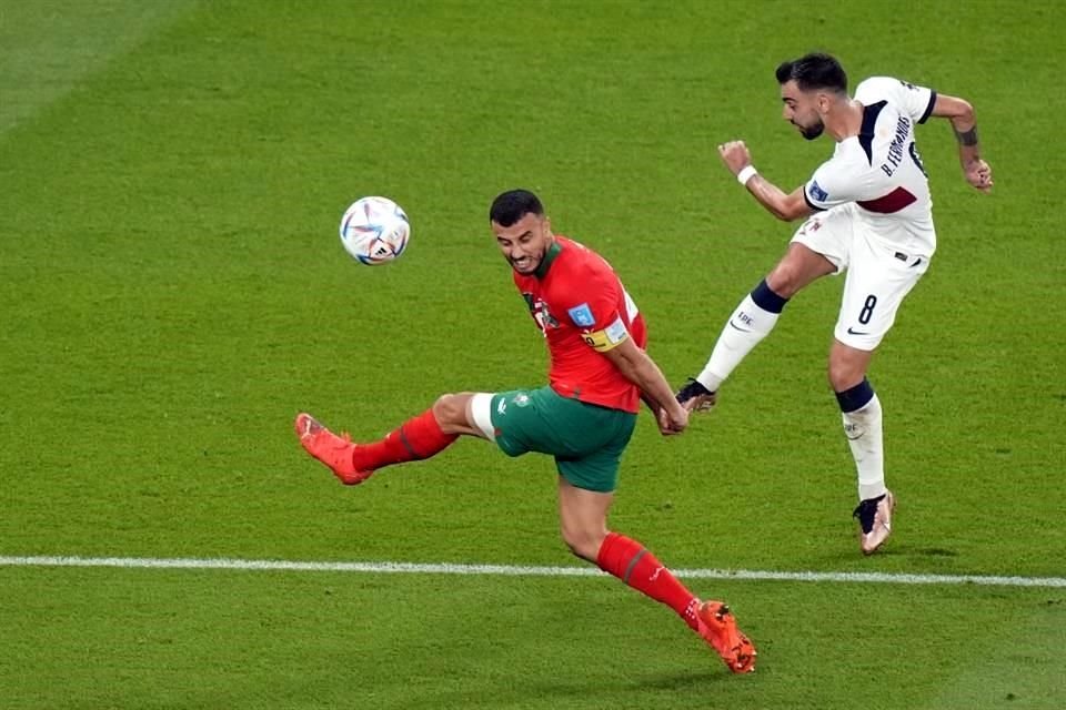 Así le pegó Bruno Fernandes desde fuera del área, pero el balón se estrelló en el larguero.