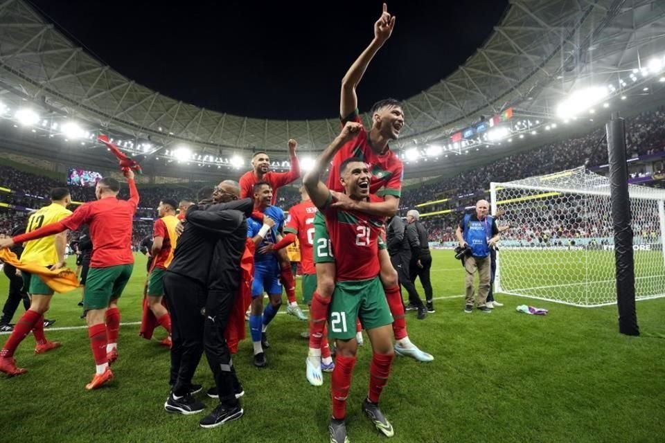 Marruecos hizo historia al meterse en las Semifinales del Mundial, convirtiéndose en el primer equipo africano en llegar a esa instancia, tras imponerse 1-0 al Portugal de Cristiano Ronaldo.