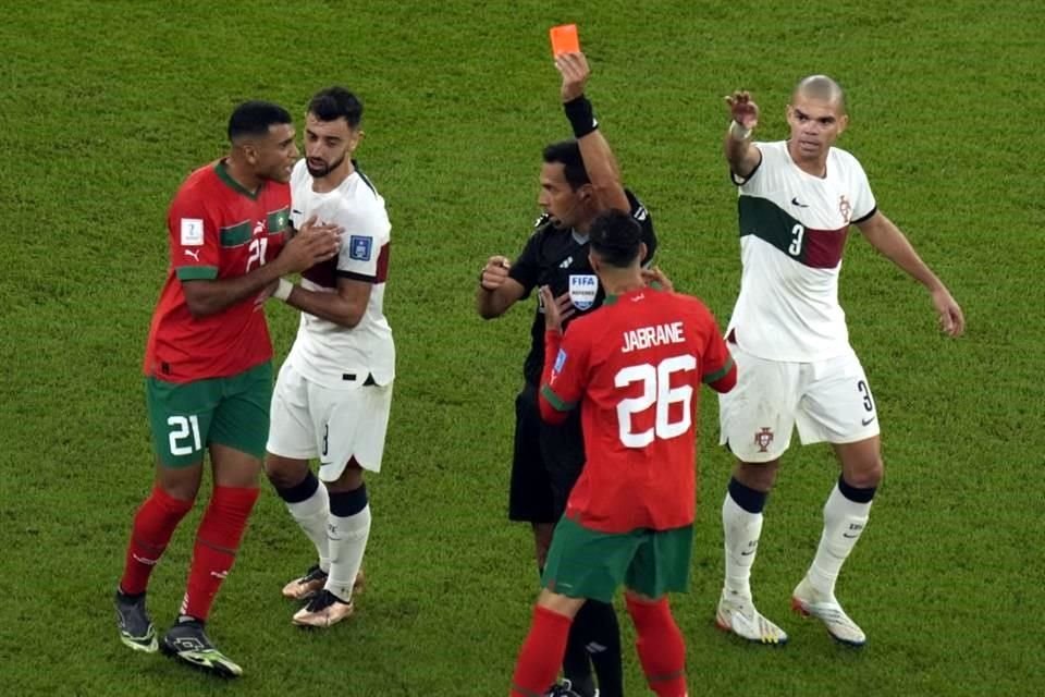 Marruecos, que acabó con diez por la expulsión de Walid Cheddira, volvió a hacer valer su fortaleza defensiva y sus contraataques, ante una Portugal en la que Cristiano Ronaldo volvió a ser suplente.