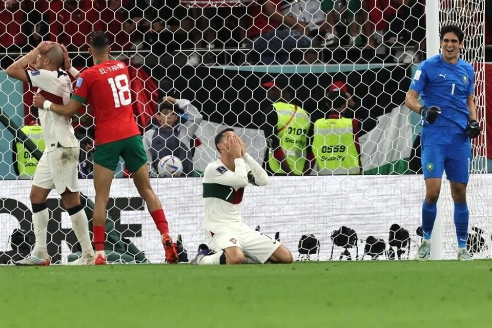 Portugal llegaba por las bandas para meter balones al área, donde se plantó Cristiano Ronaldo en medio de una maraña de jugadores.