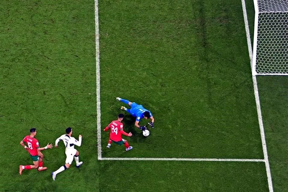 El portero marroquí volvería a aparecer para detener un disparo raso de CR7, en la que sería una de las últimas del partido.