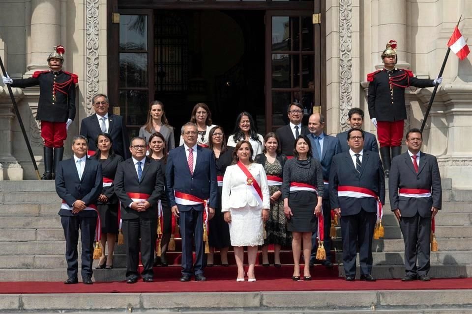 La nueva presidenta de Perú, Dina Boluarte, posa con sus ministros de gabinete recién nombrados después de la ceremonia de juramentación en el Palacio de Gobierno en Lima.