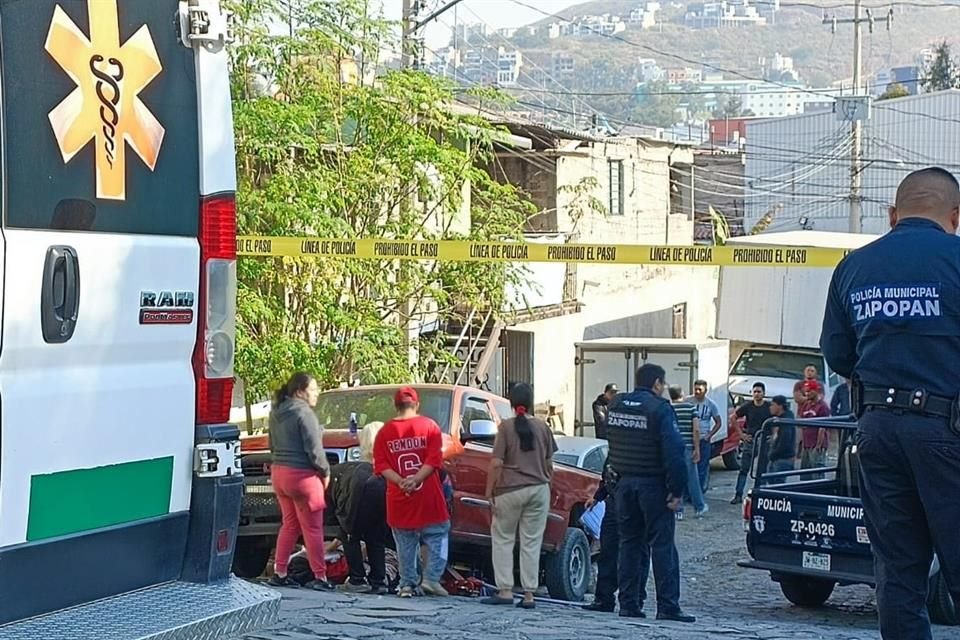 Compañeros del joven mecánico intentaron quitarle el motor de encima, pero no pudieron salvarlo.