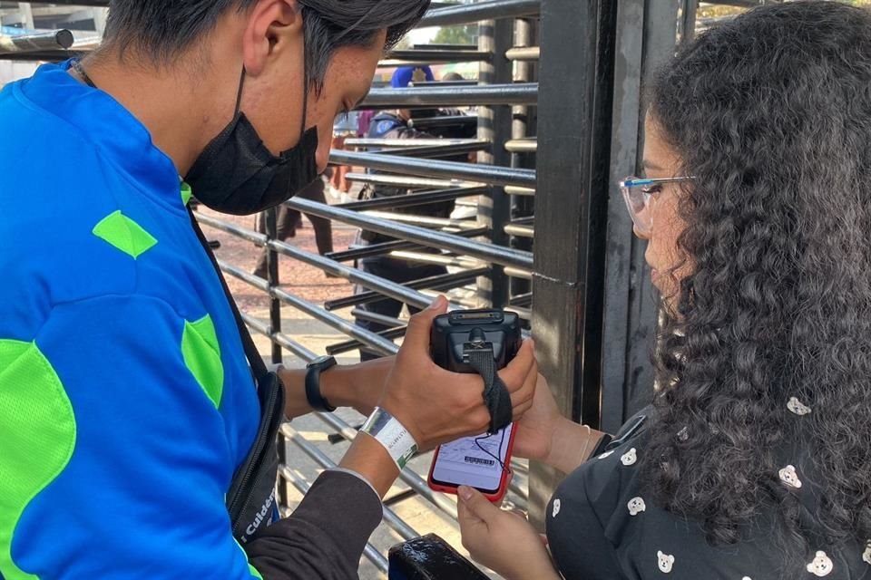 Fans accedien al estadio.