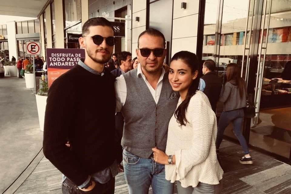 Albino Galván Martínez, director del Consejo Municipal del Deporte, junto a sus hijos, Andrea Camila y David Albino Galván Torres, quienes fueron contratados el año pasado en Zapopan.
