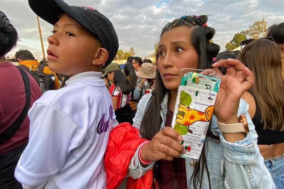 A esta fan le dijeron que sus boletos eran inválidos y no pudo ingresar al evento.