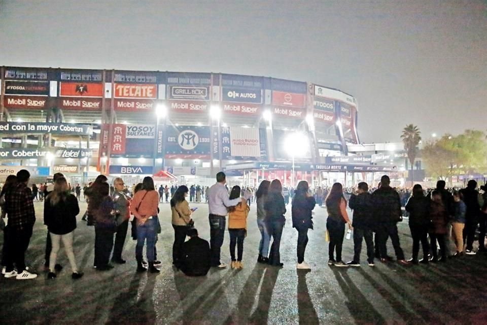 Aunque la gente llegó temprano al estadio, no les permitieron el acceso, por lo que se formaron largas filas.