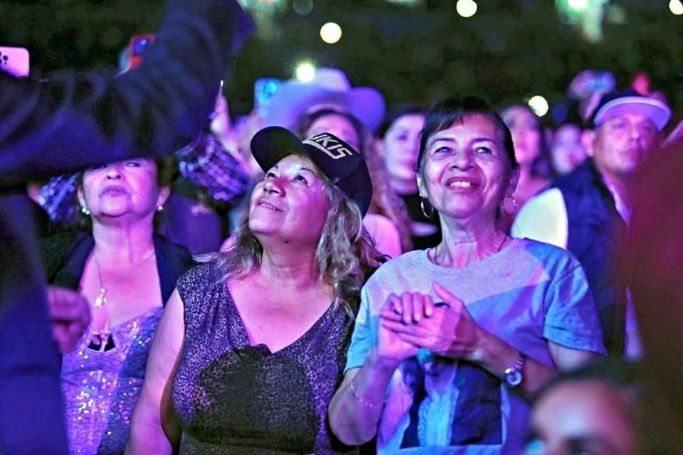 Ya con sus ídolos de frente, el público olvidó el retraso.