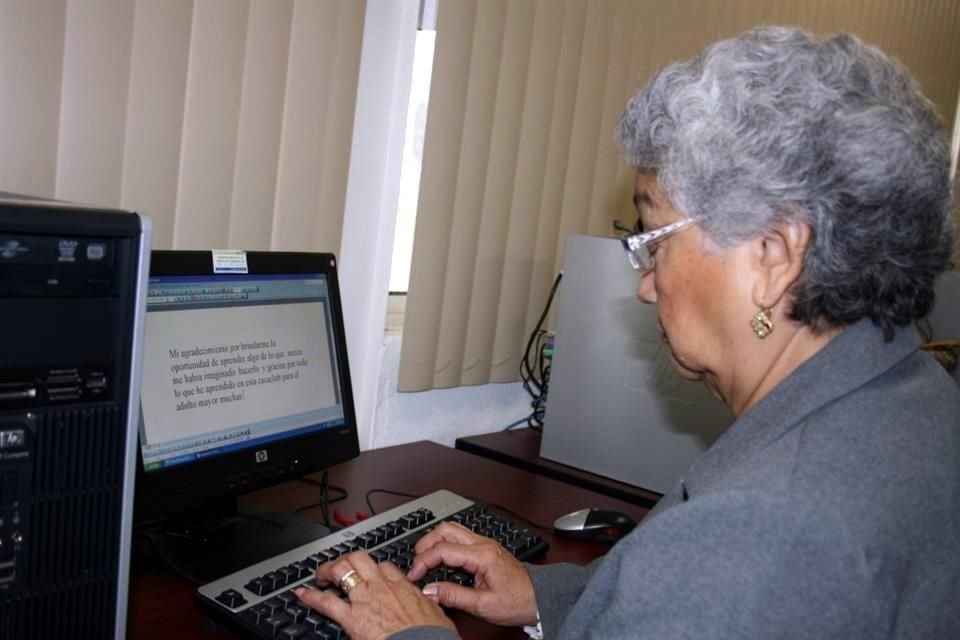 Cadena y DIF Jalisco darán computación a adultos mayores, con la finalidad de hacerles más fácil la obtención de un empleo.