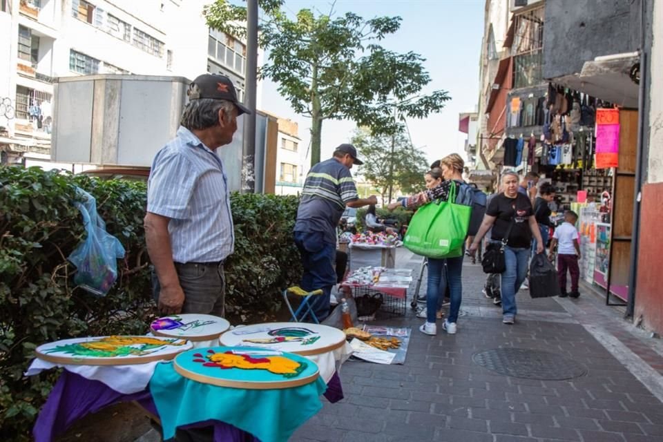 Comerciantes ambulantes en la calle Juárez.