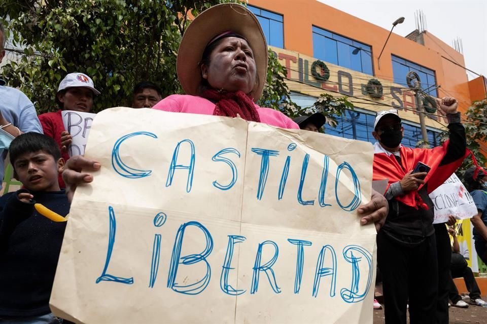 Partidarios del ex Presidente peruano Pedro Castillo realizan una manifestación exigiendo su liberación frente a la dependencia policial DIROES en Ate, al este de Lima, donde Castillo está detenido.