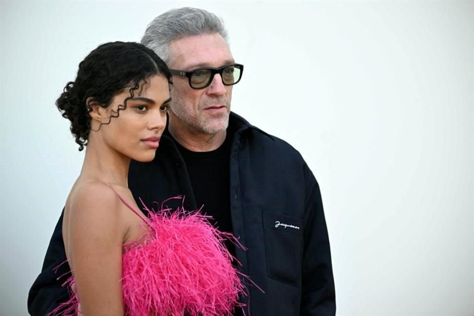 El actor francés Vincent Cassel y su esposa, la modelo, Tina Kunakey, muy puntuales a la cita de Jacquemus.