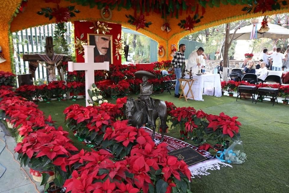 La misa en memoria de Vicente Fernández por su primer aniversario luctuoso, se realizó en el Rancho Los Tres Potrillos.