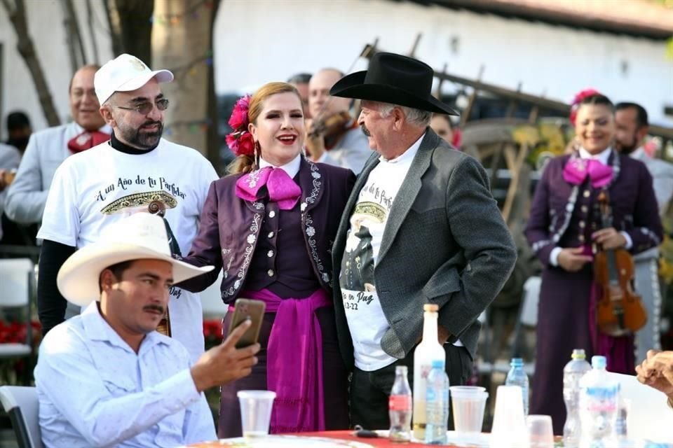 Vicente Fernández Jr. al lado del mariachi previo a la misa por el primer aniversario luctuoso de Vicente Fernández.