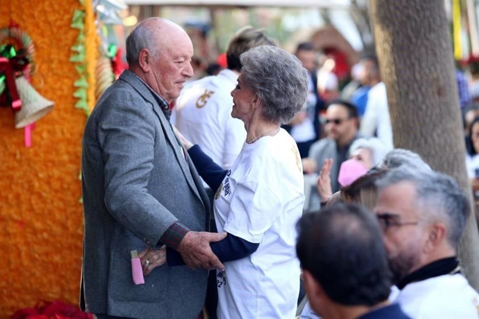 Cuquita Abarca, viuda de Vicente Fernández, recibe abrazos previo a la misa por el primer aniversario luctuoso de Vicente Fernández.