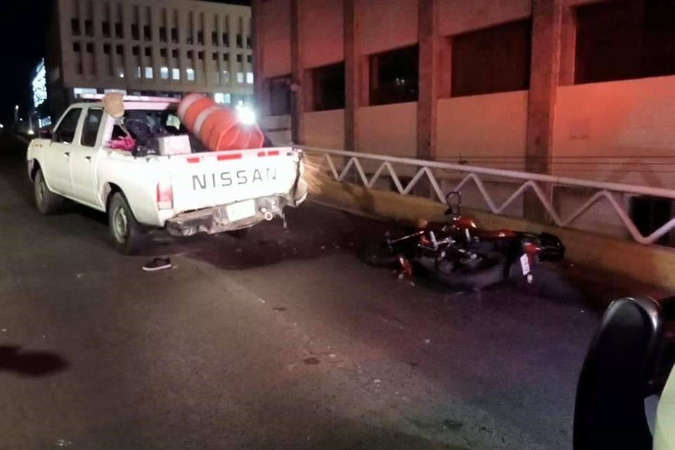 Un hombre que conducía una motocicleta murió tras chocar contra una camioneta del Ayuntamiento de GDL en el desnivel de Avenida Hidalgo.