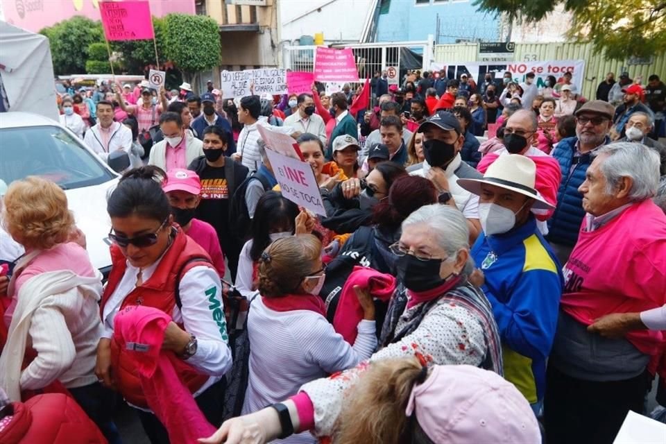 '¡El INE no se toca!', '¡A eso vine, a defender al INE!', '¡López Obrador ya pareces dictador!', son los gritos escuchados afuera del Senado.