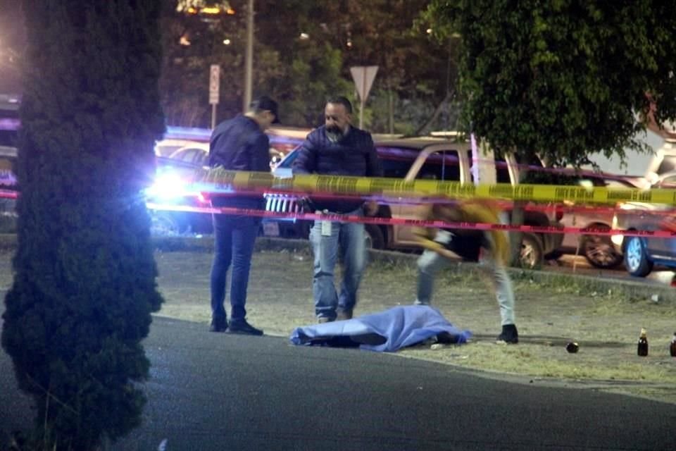 En un estacionamiento de comercios en Paraísos del Colli, agresores dispararon más de 20 veces, rafaguearon un auto y mataron a un hombre.