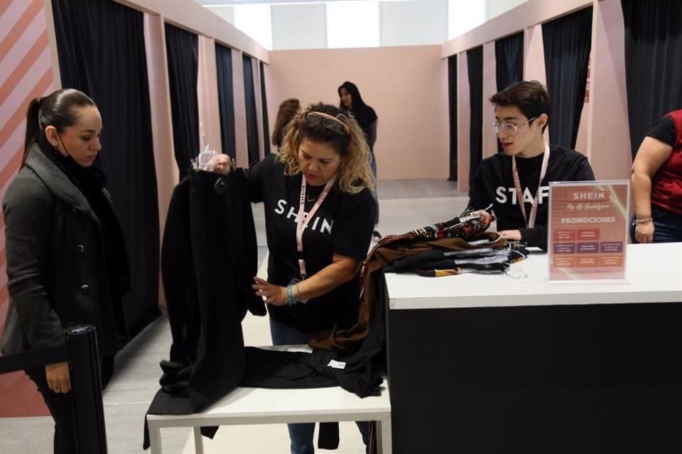 Luego de dejar a sus hijas en la escuela, llegó Elizabeth Sánchez a la pop up store de SHEIN en el tercer piso de Lobby 33.
