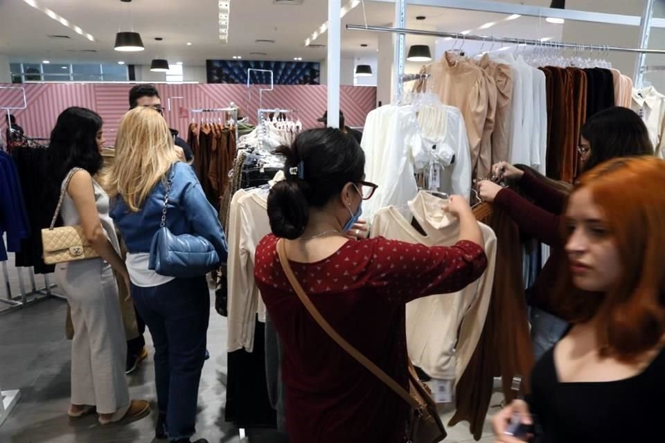 La mayoría de quienes entraron a la tienda son mujeres.