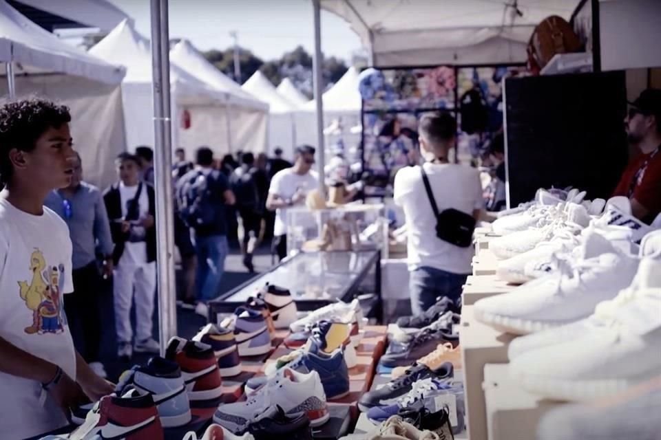 Si aún no tienes tus regalos navideños, date una vuelta por este bazar especializado en tenis, ropa deportiva y juguetes coleccionables.