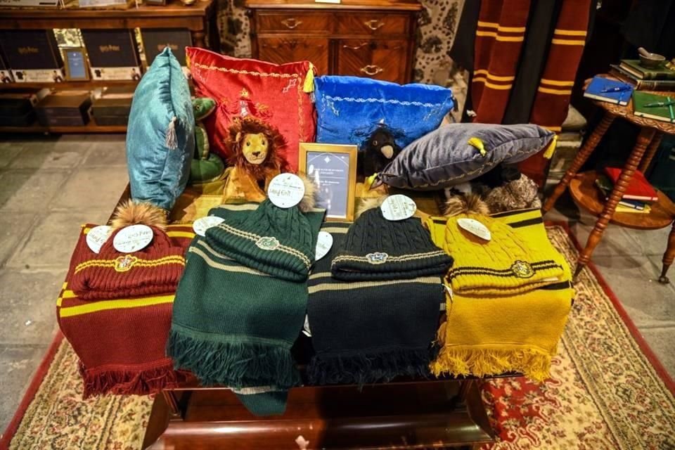 En la tienda encontrarás capas y varitas, pero también joyería, pines, llaveros, dulces y más.