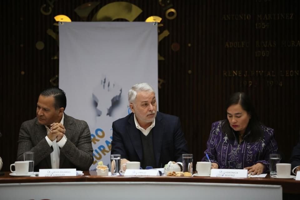 Eduardo Almaguer, Emilio González Márquez y Verónica Beatriz en la presentación del Foro Plural Jalisco.