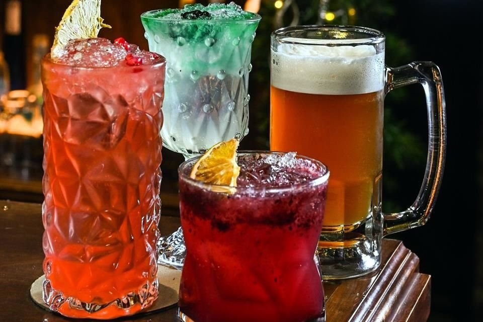 Además de la icónica cerveza de mantequilla, también hay cócteles inspirados en las cuatro casas. Éstos tienen un costo extra.