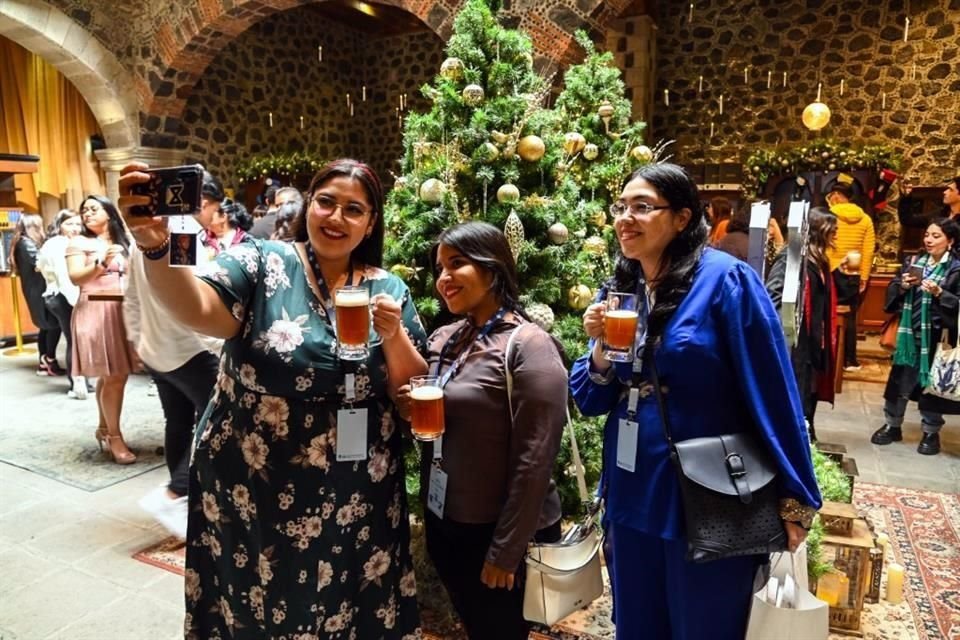 El lugar se conforma por tres áreas principales, la primera de ellas es un recibidor con bar, tienda de artículos oficiales y salas de espera.