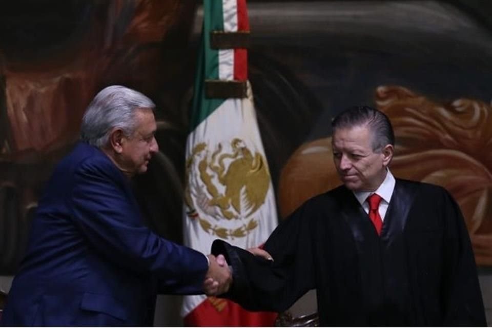 El Presidente López Obrador felicita a Arturo Zaldívar por su último informe.