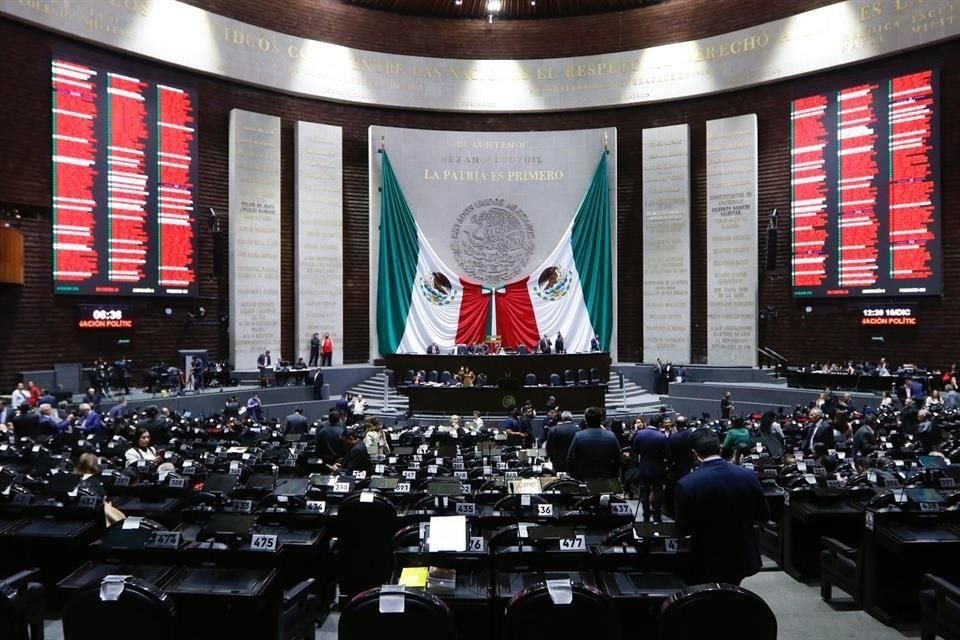 En San Lázaro se decretó un receso ante presión de PT y PVEM.