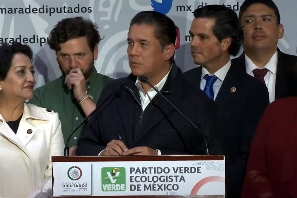 Carlos Puente, coordinador de los diputados del PVEM, durante conferencia de prensa.