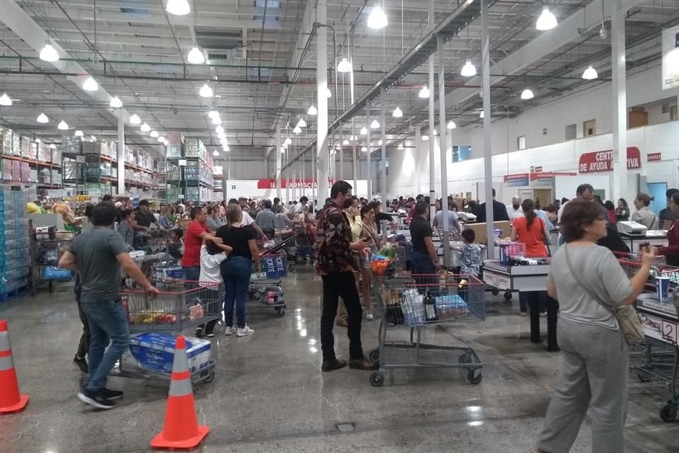 Hacer compras en plena época decembrina puede implicar formarse 20 minutos o más en las líneas de cajas para pagar.