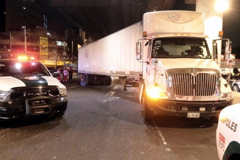 Una usuaria de Ecobici de aproximadamente 35 años murió arrollada por un tráiler, en la Colonia San Pedro de los Pinos.